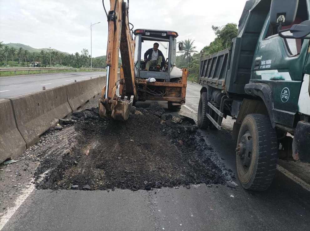 Vụ quốc lộ hỏng nặng gây nhiều tai nạn: Khẩn cấp xóa sổ ổ gà - 1 Vụ quốc lộ hỏng nặng gây nhiều tai nạn: Khẩn cấp xóa sổ ổ gà - 1