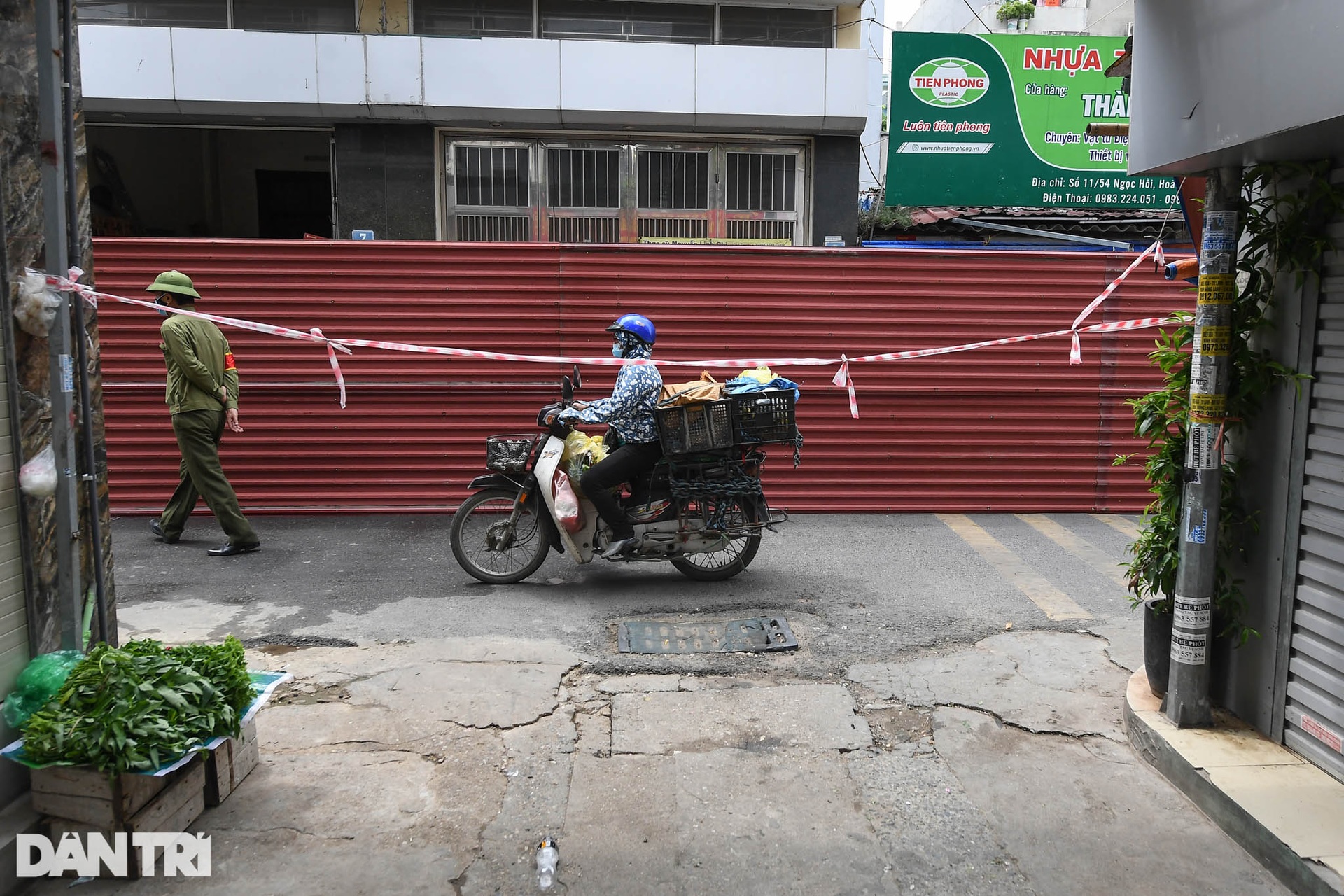 Hà Nội: Dựng bức tường tôn dài 200 m chia đôi 2 quận để phòng dịch - 15 Hà Nội: Dựng bức tường tôn dài 200 m chia đôi 2 quận để phòng dịch - 15