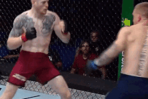 Bị dồn ép liên tục, võ sĩ phản đòn hạ gục đối thủ một cách khó tin