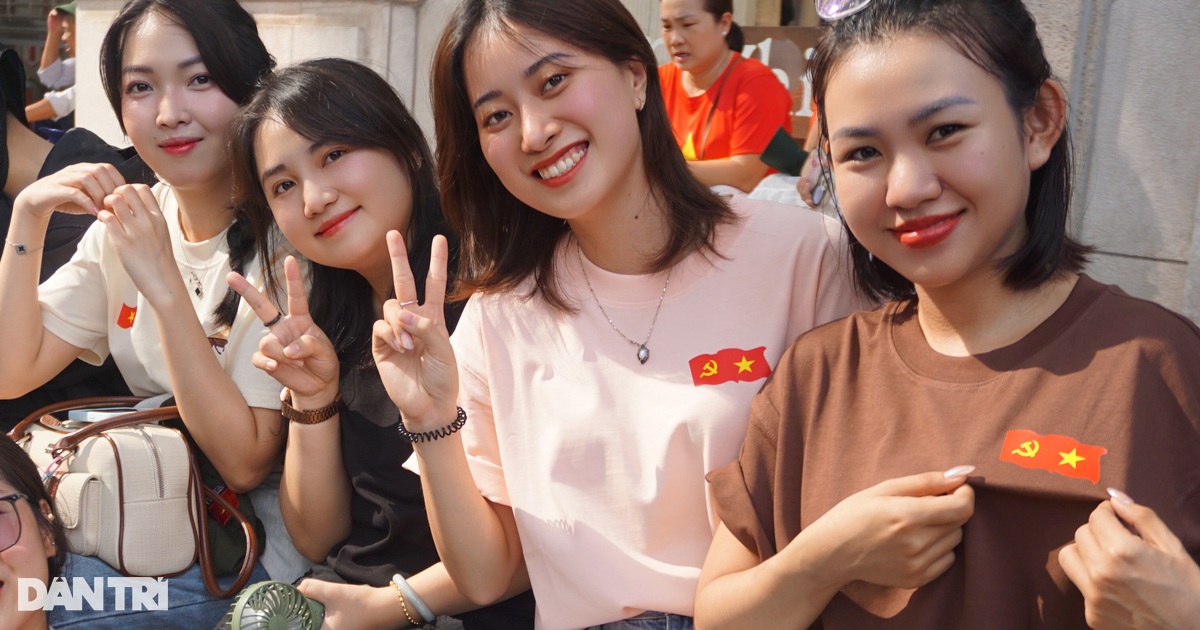Hàng ngàn người đội nắng nhiều giờ, "giữ chỗ" ở đường Lê Duẩn xem diễu binh