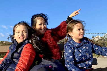 Ca sĩ Hồng Nhung và 2 người con trong thời gian kẹt ở Mỹ do Corona