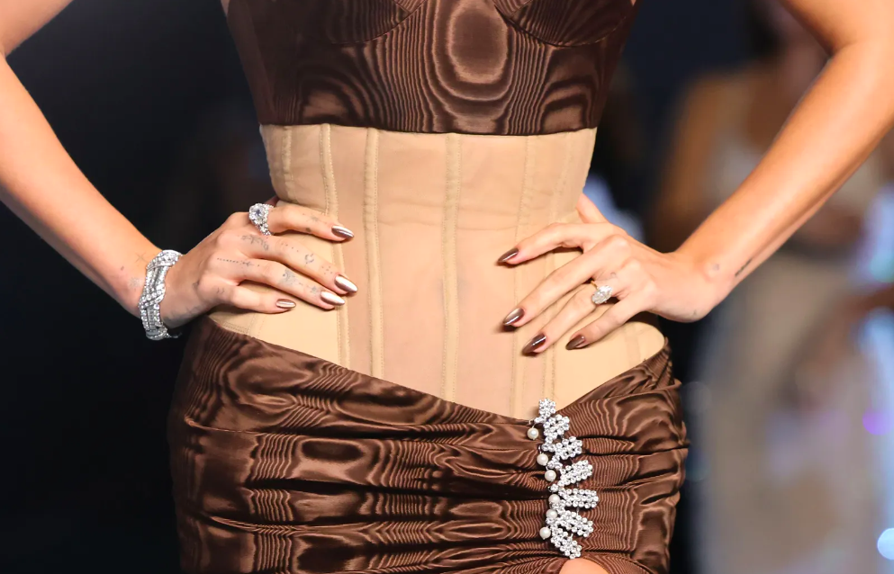 Váy corset khó thở của Hailey Bieber: Khi cơ thể là ngôn ngữ thời trang - 3