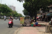 Sài Gòn nắng nóng, bán nước giải nhiệt kiếm bộn tiền hàng ngày