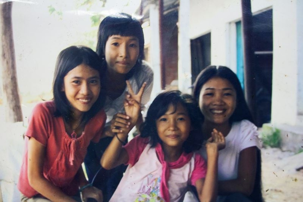 Hoàng Thùy hé lộ tuổi thơ cơ cực, 18 tuổi làm người mẫu kiếm tiền phụ bố mẹ - 1 Hoàng Thùy hé lộ tuổi thơ cơ cực, 18 tuổi làm người mẫu kiếm tiền phụ bố mẹ - 1