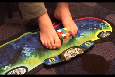 Giải rubik bằng chân