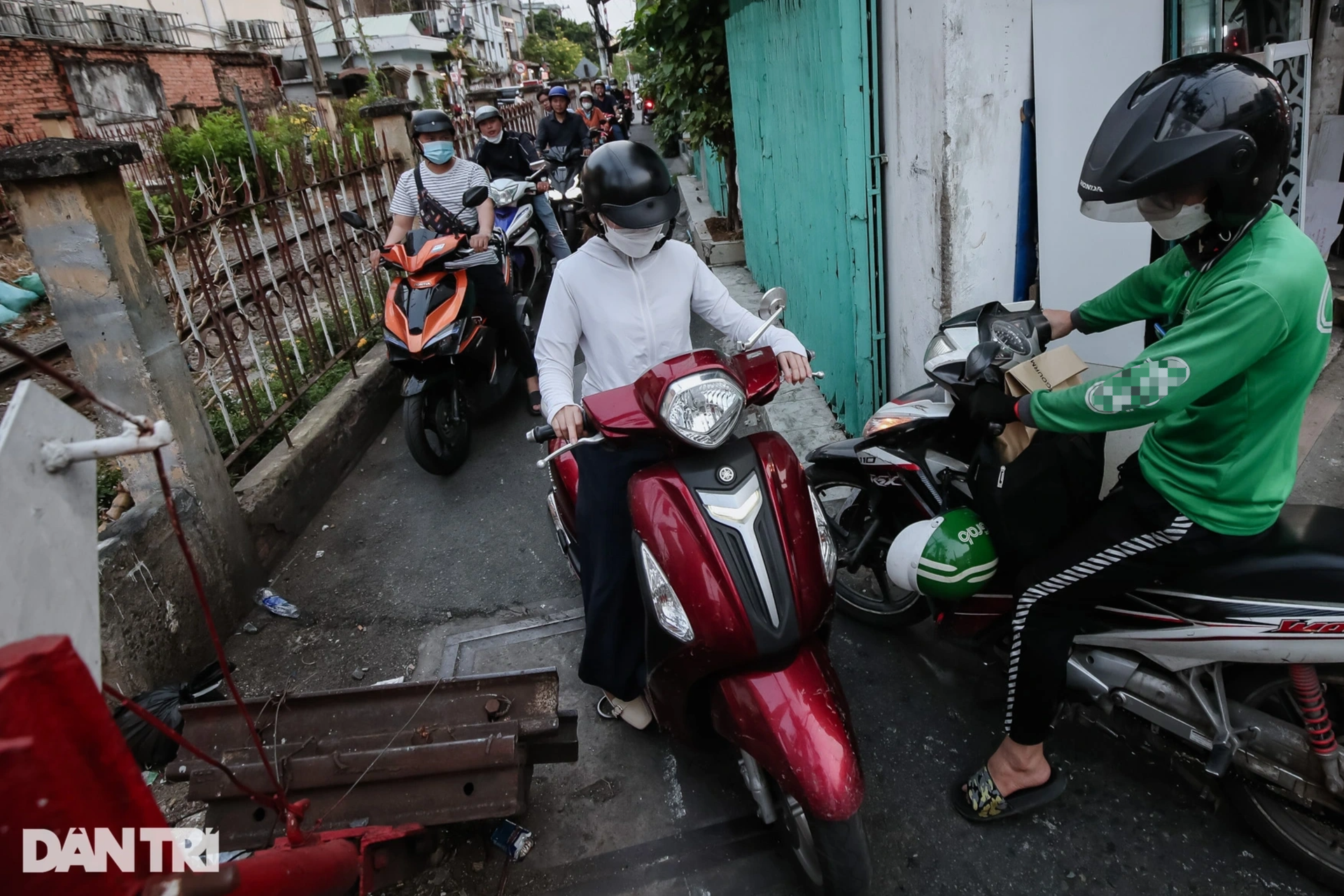 Rác thải bủa vây tuyến đường sắt nội đô TPHCM - 9 Rác thải bủa vây tuyến đường sắt nội đô TPHCM - 9