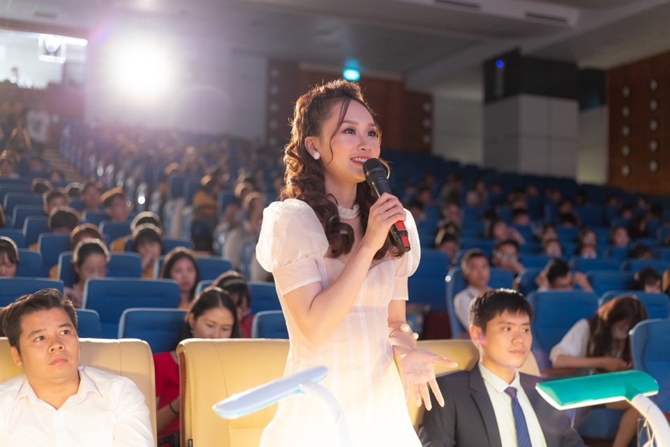 Á khôi “tài sắc vẹn toàn” ĐH KTQD nhận Giải thưởng 26/3 cấp trường - 7 Á khôi “tài sắc vẹn toàn” ĐH KTQD nhận Giải thưởng 26/3 cấp trường - 7
