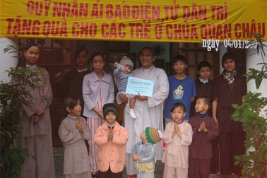 Tiếp tục trao quà cho sư cô Minh Tịnh và chùa Quan Châu