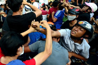 “Cướp, giật” tiền cúng cô hồn: Bạo lực không kém cảnh cướp lộc!