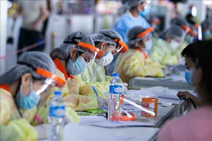 Nhân viên y tế làm việc tại một điểm tiêm vaccine phòng COVID-19 ở Viêng Chăn, Lào. Ảnh tư liệu: THX/TTXVN