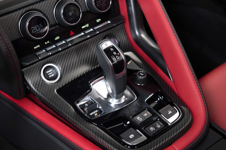 Jaguar F-TYPE mới về Việt Nam có giá lên đến 15,29 tỷ đồng - 11 Jaguar F-TYPE mới về Việt Nam có giá lên đến 15,29 tỷ đồng - 11