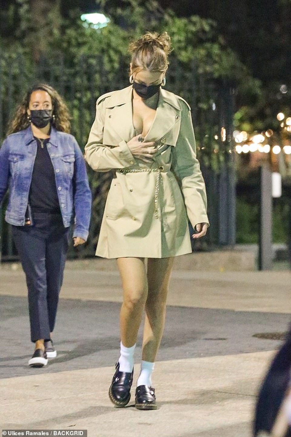 Bella Hadid mặc hở bạo đi chụp hình thời trang - 4 Bella Hadid mặc hở bạo đi chụp hình thời trang - 4