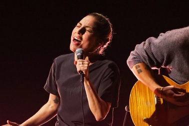 Lady Gaga trình diễn "Hold My Hand" tại Oscar 2023