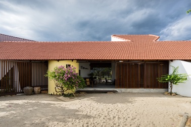 Vẻ sang trọng ẩn sau ngôi nhà ngói đỏ ở quê của gia đình Việt