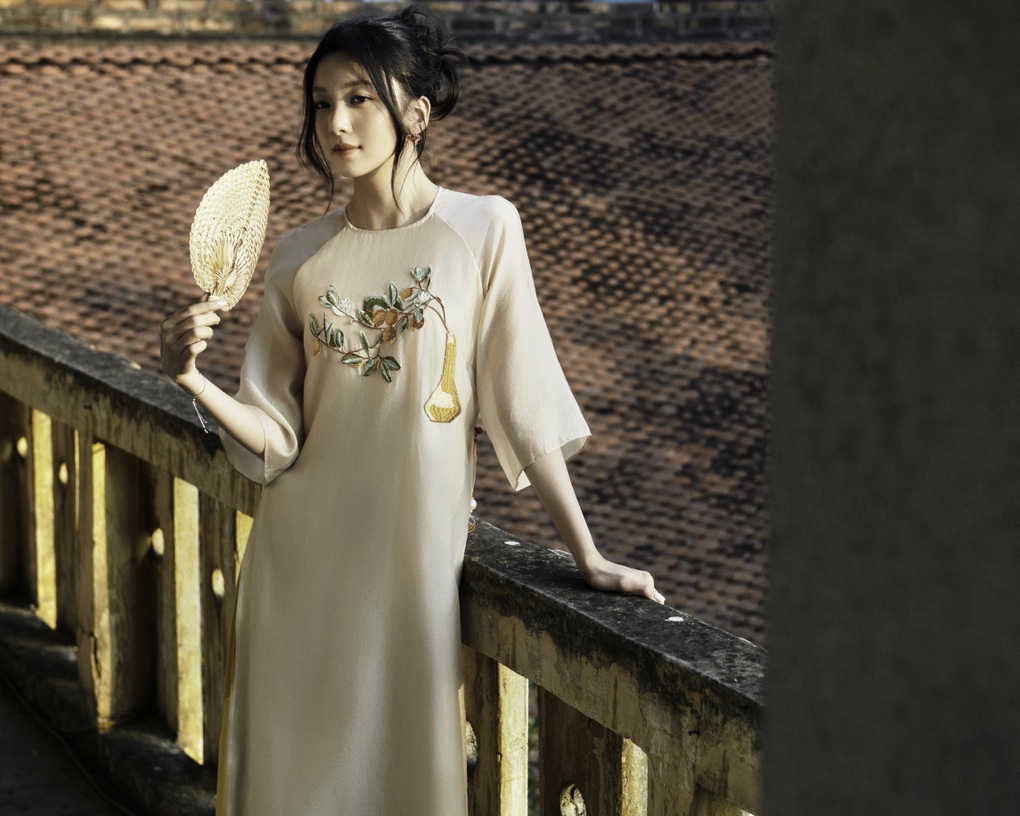 Phái đẹp nên lựa chọn thiết kế áo dài nào vào dịp cuối năm? - 7 Phái đẹp nên lựa chọn thiết kế áo dài nào vào dịp cuối năm? - 7