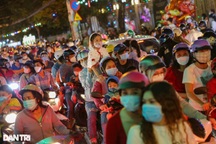 TPHCM kẹt xe đêm Noel, Nhà thờ Đức Bà đóng cửa, dân xếp hàng dài xin vào lễ