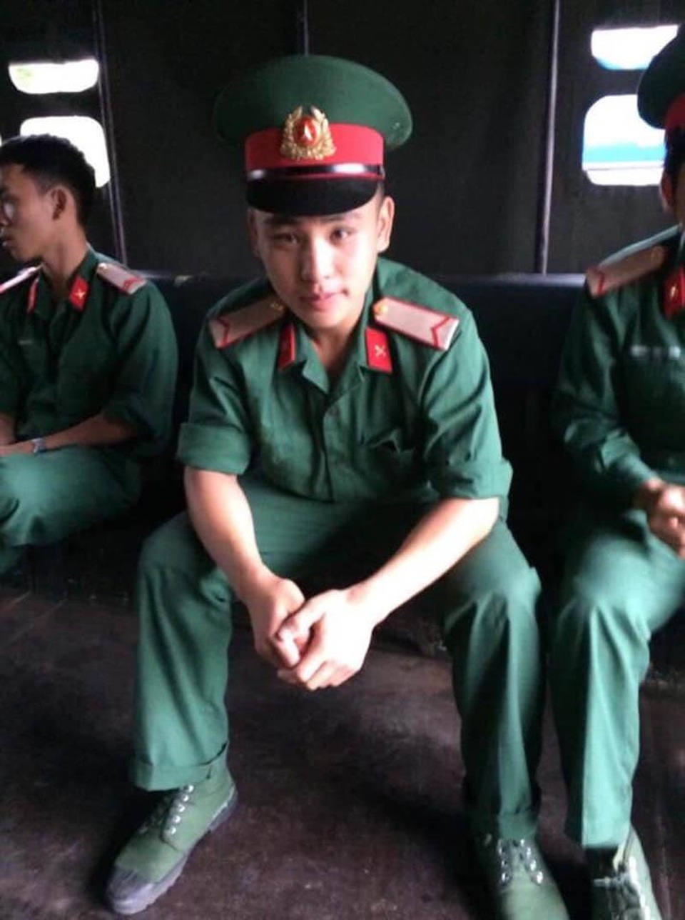 Anh chàng đeo khẩu trang cũng đẹp trai tặng hoa Châu Bùi ngày 8/3 - 3