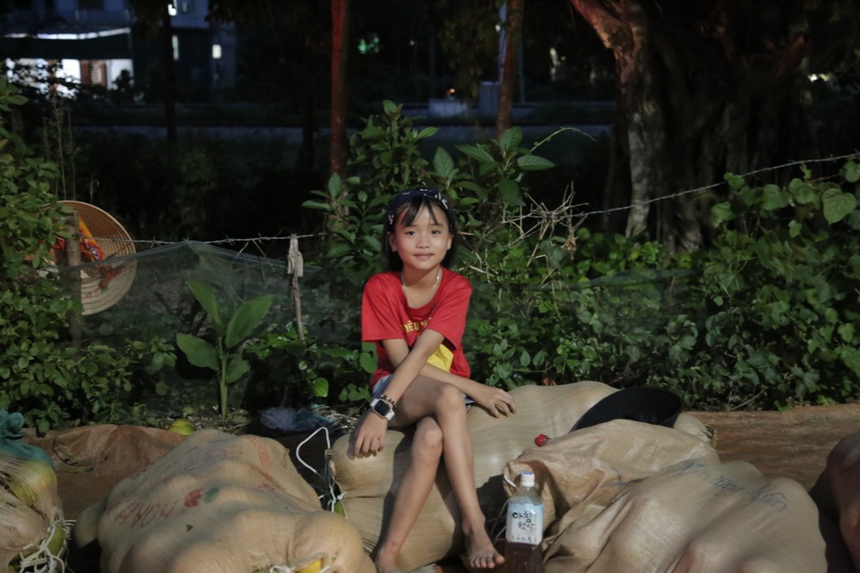 Soi đèn đi chợ bưởi lúc đêm khuya - 17 Soi đèn đi chợ bưởi lúc đêm khuya - 17