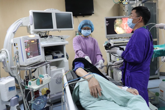 Khối bã thức ăn “khủng” trong dạ dày của bệnh nhân nam do thói quen dùng thuốc đông y dạng bột - Ảnh 1. Khối bã thức ăn “khủng” trong dạ dày của bệnh nhân nam do thói quen dùng thuốc đông y dạng bột - Ảnh 1.
