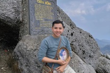 Lý do xúc động khiến chàng trai luôn mang di ảnh mẹ khi đi du lịch