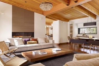 Phòng khách ấm áp và sang trọng với trần nhà bằng gỗ