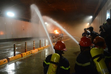 Hầm Thủ Thiêm bị phong tỏa hoàn toàn hơn nửa giờ để… diễn tập