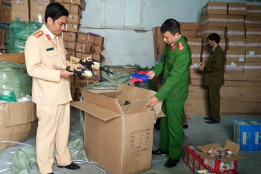 Cảnh sát phát hiện hơn 20 tấn hàng nhập lậu trên cao tốc Hà Nội - Lào Cai