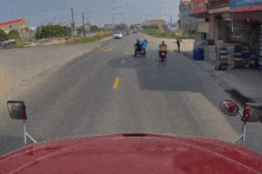 Tránh xe container, người ngồi xe máy ngã nhào và tranh luận ai đúng ai sai