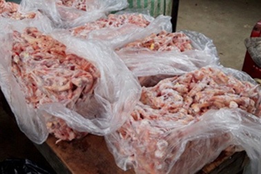 Tiêu hủy hơn 100 kg chân gà tẩy trắng không nguồn gốc