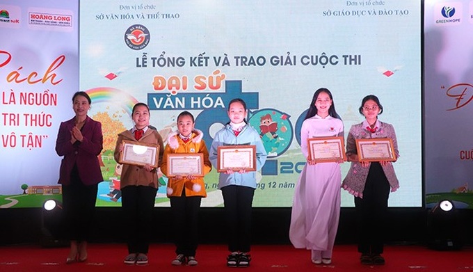 Các học sinh đạt giải tại Cuộc thi “Đại sứ Văn hóa đọc năm 2022” của Bộ Văn hóa, Thể thao và Du lịch nhận giải thưởng tại lễ tổng kết.