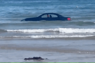 Chiếc BMW mui trần bị cuốn trôi ra biển vì sai lầm khó tin của nữ tài xế