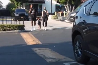 Tristan Thompson cùng Khloe Kardashian đưa con ra phố
