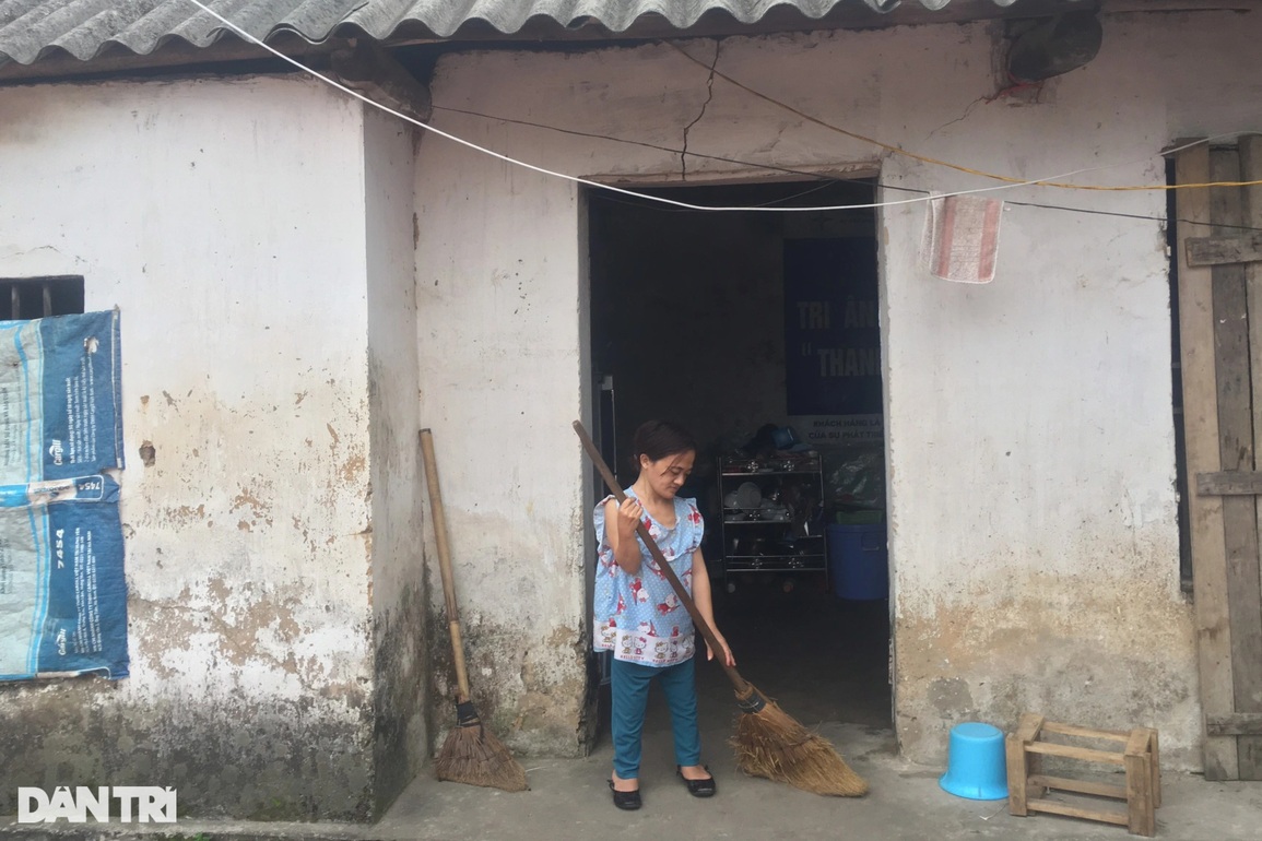 Bố mù, mẹ mắc bệnh xương thủy tinh, thương bé 7 tuổi đói cơm rách áo - 1 Bố mù, mẹ mắc bệnh xương thủy tinh, thương bé 7 tuổi đói cơm rách áo - 1