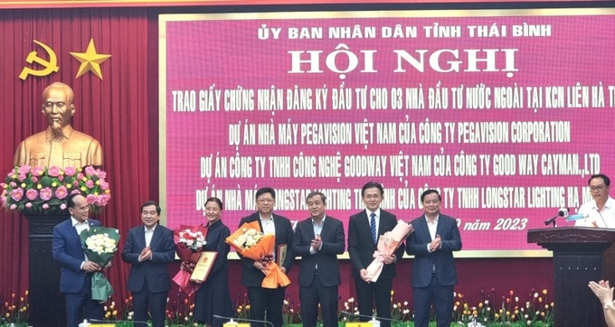 Lãnh đạo tỉnh Thái Bình trao giấy chứng nhận đầu tư và tặng hoa các nhà đầu tư.