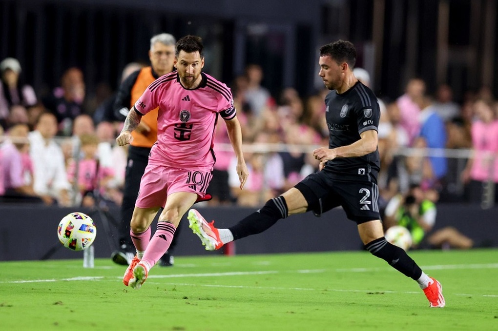 Lionel Messi "bùng cháy" với cú đúp, Inter Miami lên ngôi đầu bảng | Báo Dân trí