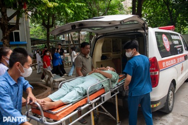 Nam sinh nằm cáng đi thi ở Hà Nội mong đỗ trường đại học mơ ước