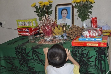 “Bố mẹ cháu bay hết về trời rồi, cô ạ !”