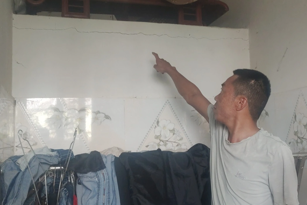 Dân ngăn cản lu đường vì nhà xuất hiện nhiều vết nứt - 3