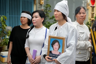 Diễm My khóc ngất trong ngày tiễn đưa mẹ về nơi an nghỉ cuối cùng