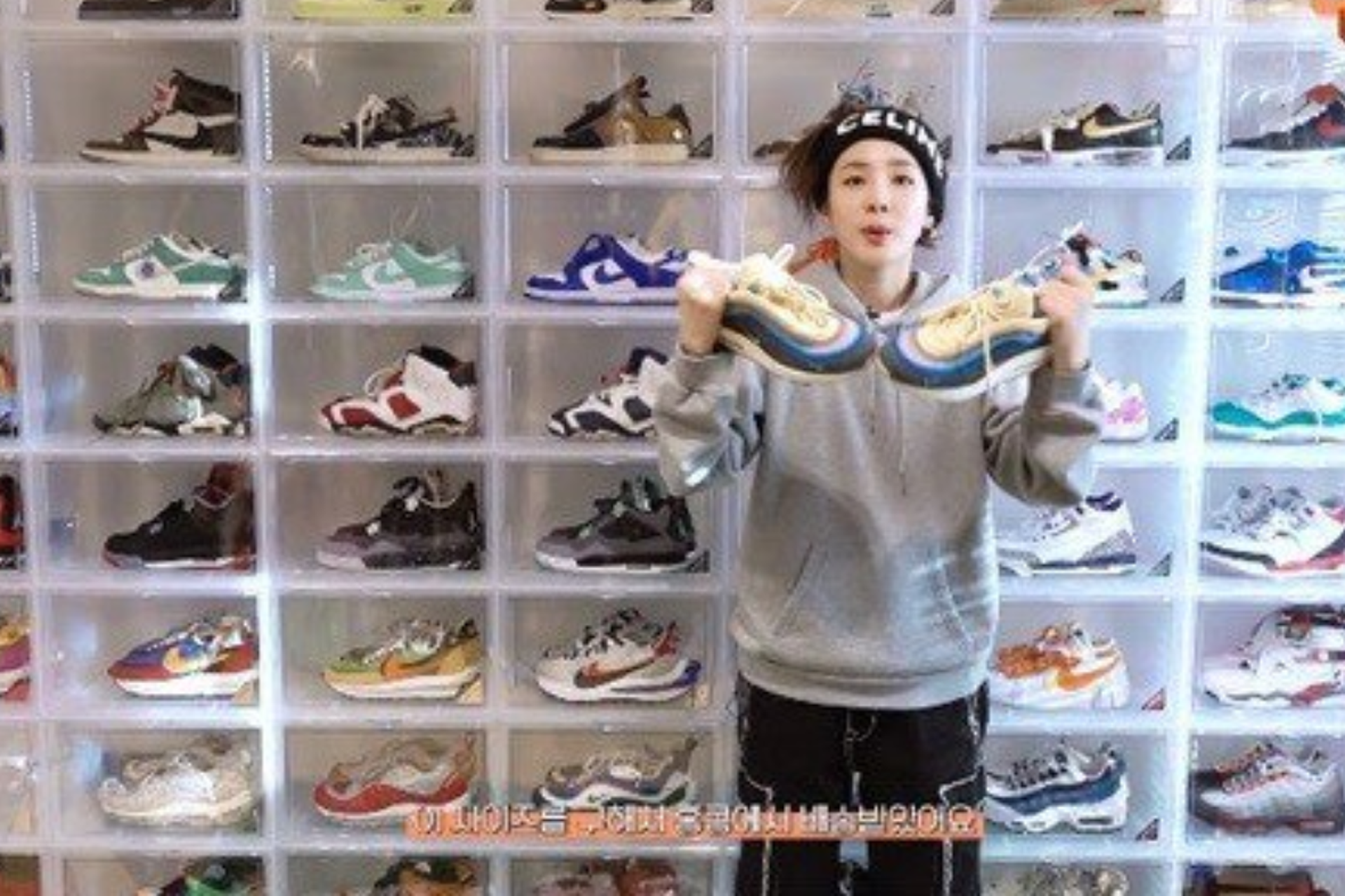 Dara (2NE1) sở hữu hàng trăm đôi giày đắt đỏ, có mẫu Sơn Tùng M-TP từng đi - 12 Dara (2NE1) sở hữu hàng trăm đôi giày đắt đỏ, có mẫu Sơn Tùng M-TP từng đi - 12