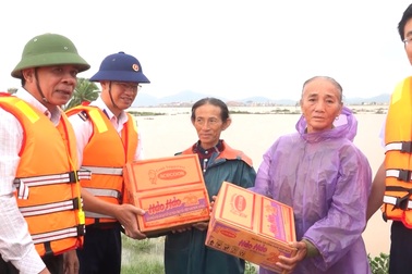 Tiếp cận vùng lũ để tiếp tế cho người dân bị cô lập