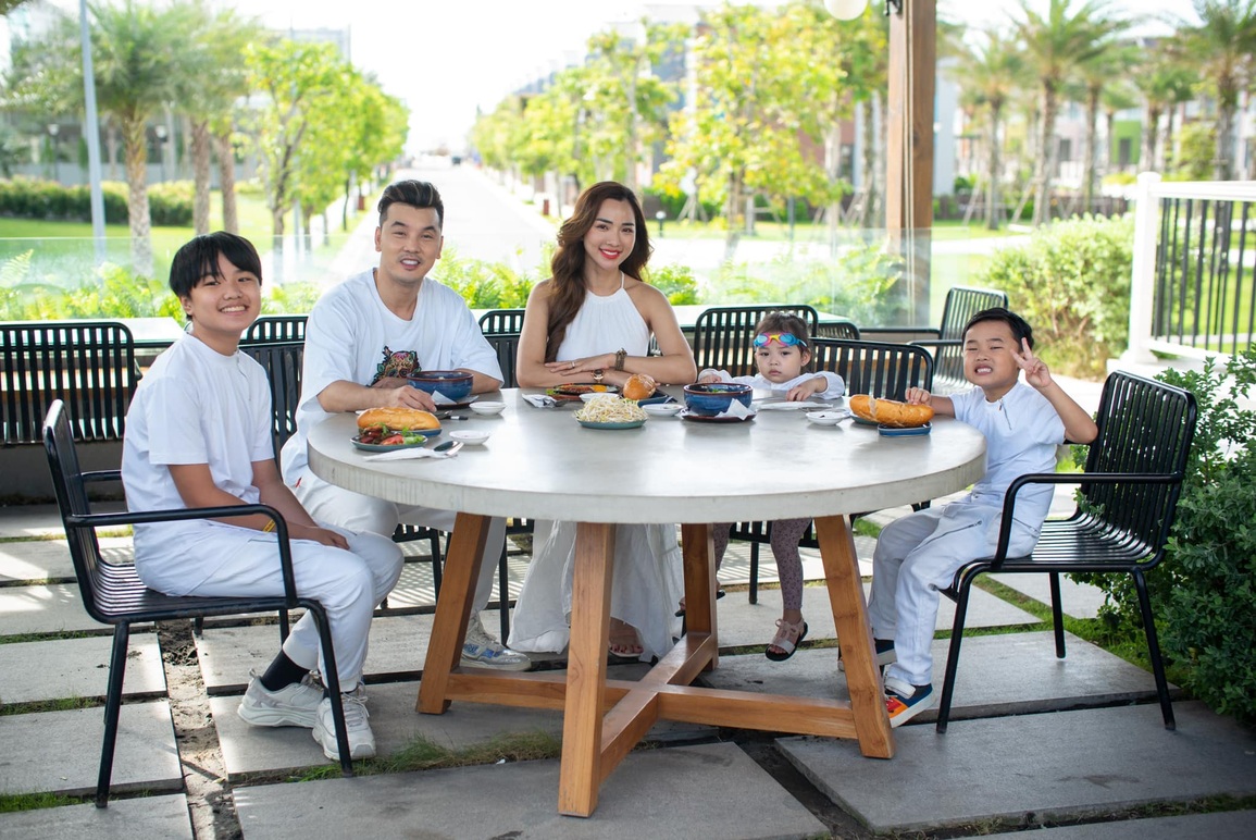 Siêu mẫu Kim Cương: Tôi có phước lắm mới lấy được Ưng Hoàng Phúc - 1 Siêu mẫu Kim Cương: Tôi có phước lắm mới lấy được Ưng Hoàng Phúc - 1
