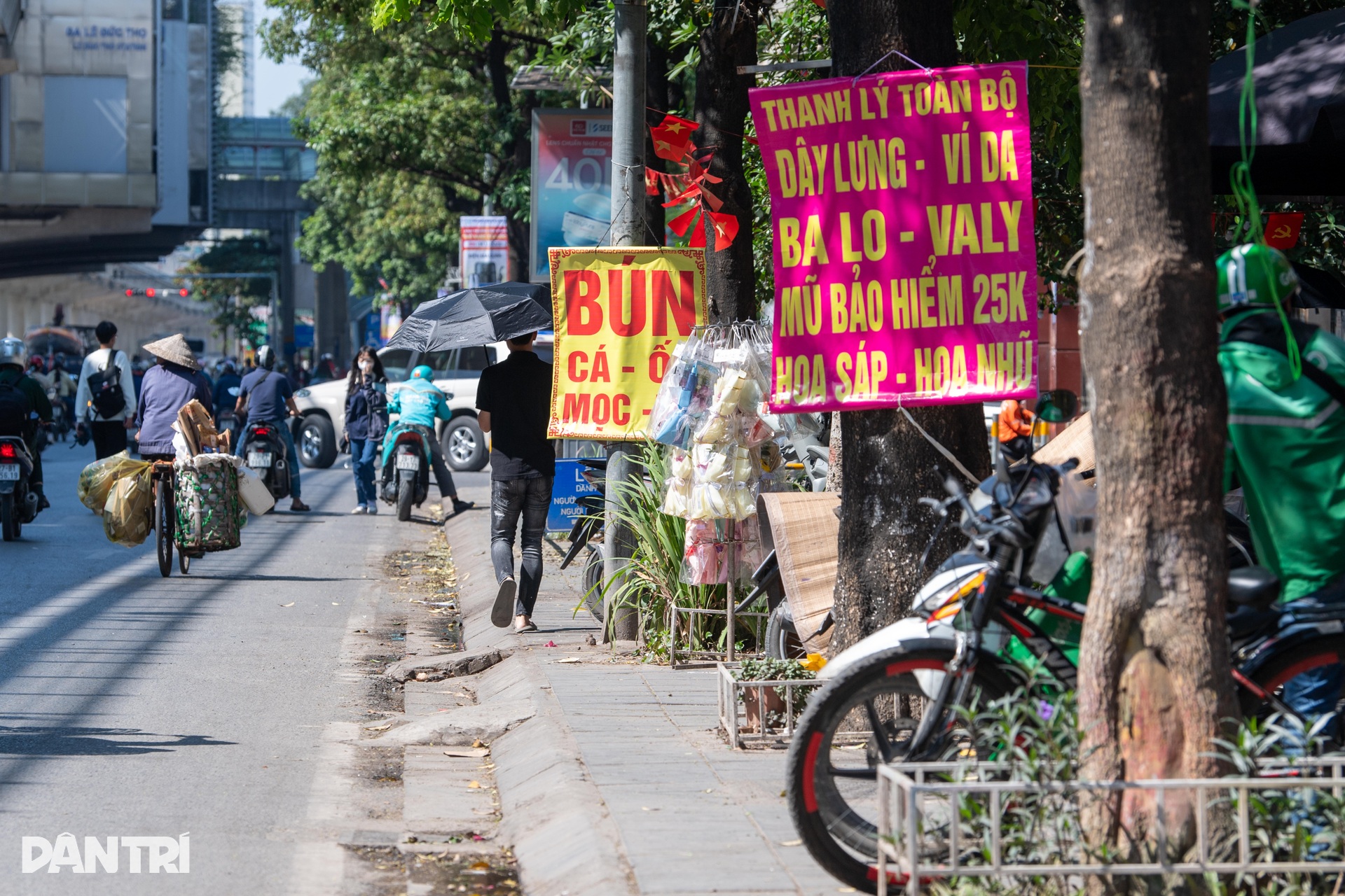 Ma trận bảng, biển quảng cáo gây mất mỹ quan đô thị Hà Nội - 12 Ma trận bảng, biển quảng cáo gây mất mỹ quan đô thị Hà Nội - 12