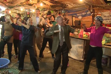 Các Đại sứ châu Âu đi chợ Tết, tập thể dục cùng người bán hàng