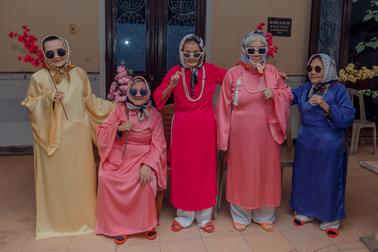 Xúc động bộ ảnh các cụ bà ở viện dưỡng lão Huế lần đầu được mặc áo dài Tết