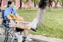 Thí sinh gãy chân nặng vẫn gắng ngồi xe lăn đến điểm thi