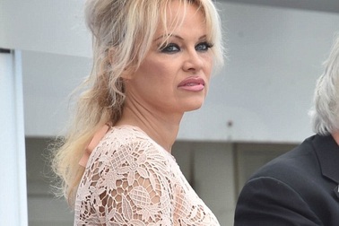 Quả bom sex - 49 tuổi vẫn trẻ đẹp