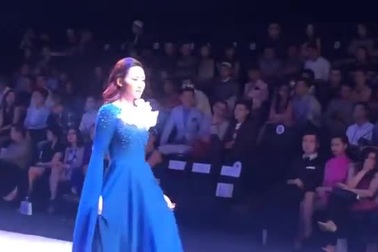 Phạm Hương, Trà My & Lệ Hằng trình diễn thời trang.