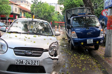 Xe tải “đấu đầu” taxi rồi “hạ gục” biển báo giao thông