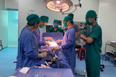 Cứu cụ bà U90 bị tràn mủ ổ bụng hiếm gặp